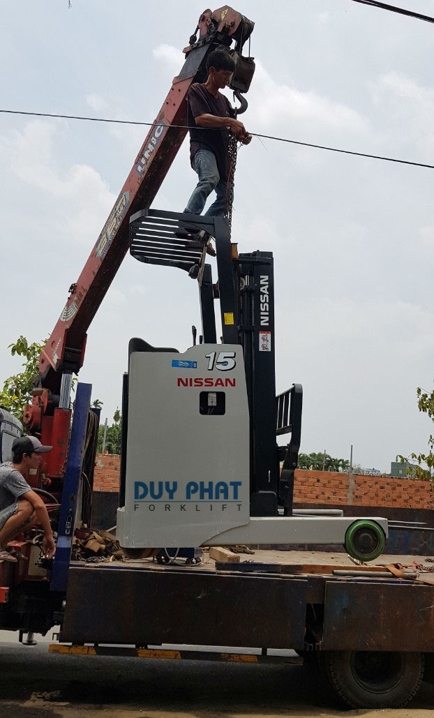 xe-nâng-điện-Nissan-1,5T-3M-U01F15-đứng-lái xe nâng điện Nissan 1,5T-3M