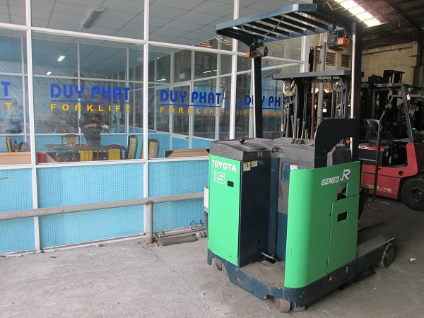 Xe nâng điện đứng lái Toyota 1.5 tấn