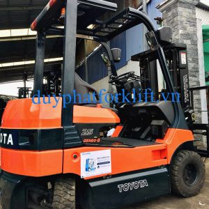 Xe nâng điện Toyota 2,5T - 3M ngồi lái
