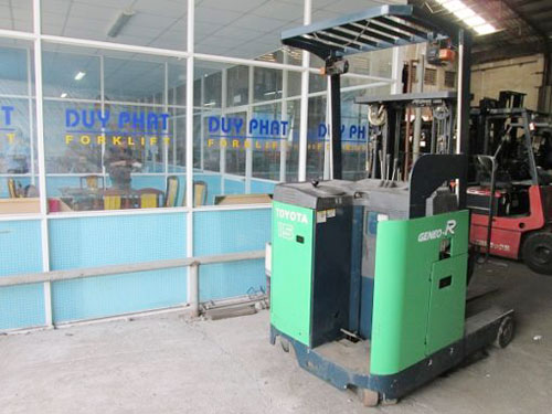 Xe nâng điệnđứng lái Toyota 1.5 tấn 4 mét