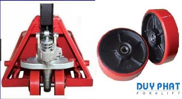 Bánh xe PU được trang bị ở đầu càng xe nâng