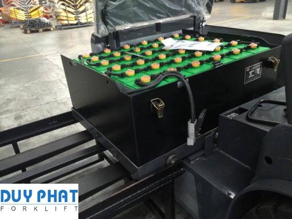 Chỉ châm nước cất khi ắc quy xe nâng đã được sạc đầy