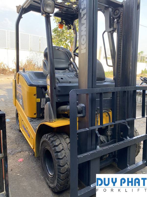 Sử dụng xe nâng điện Komatsu 1.5 tấn, nâng cao 3 mét giúp giảm chi phí vận hành