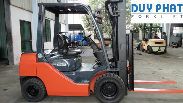 Sử dụng xe nâng điện tiết kiệm chi phí