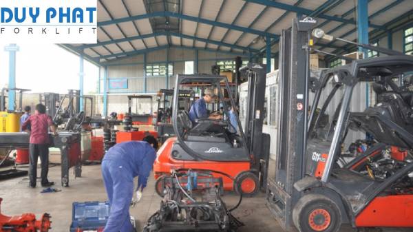 Vì sao cần kiểm tra, bảo dưỡng xe nâng điện?
