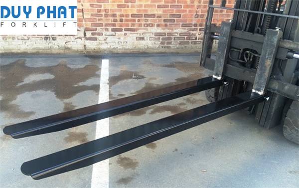 Xe nâng được trang bị càng nối dài có thể vươn ra khỏi tầm với tối đa