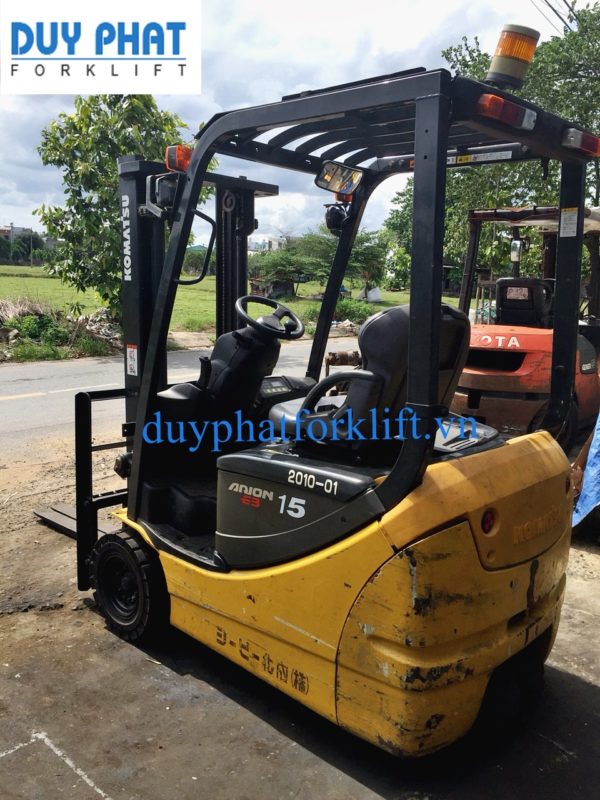 So sánh xe nâng điện 3 bánh và xe nâng điện 4 bánh 1 xe-nang-komatsu-3-banh