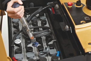 nen-va-khong-nen-khi-su-dung-ac-quy-xe-nang