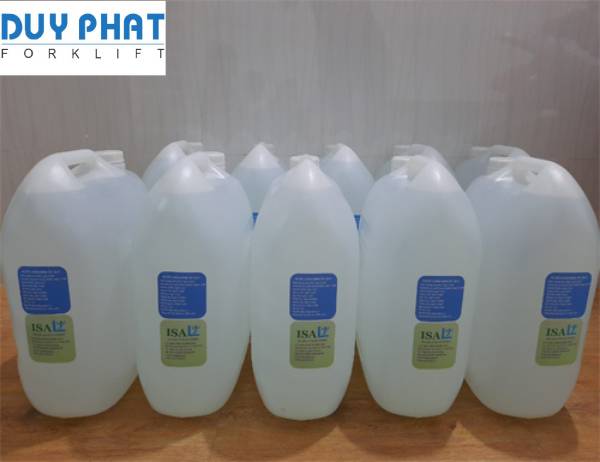 Sử dụng nước cất cho bình ắc quy xe nâng