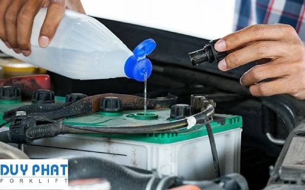 Ắc quy xe nâng cần được châm nước cất thường xuyên để đảm bảo chất lượng
