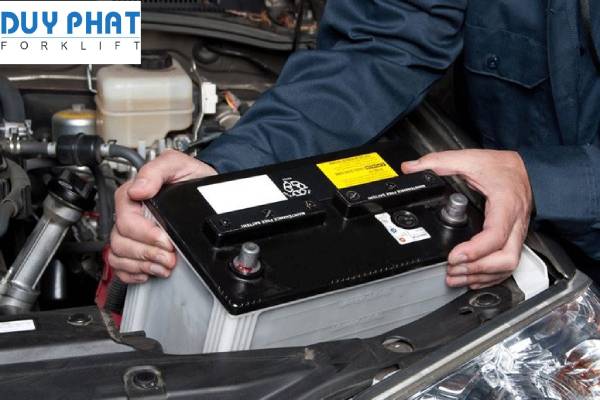 Cần chú ý và đảm bảo an toàn khi châm nước cất cho bình ắc quy