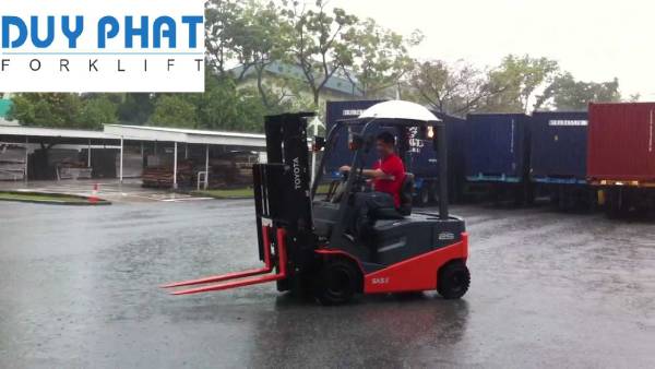 Di chuyển xe nâng với tốc độ chậm