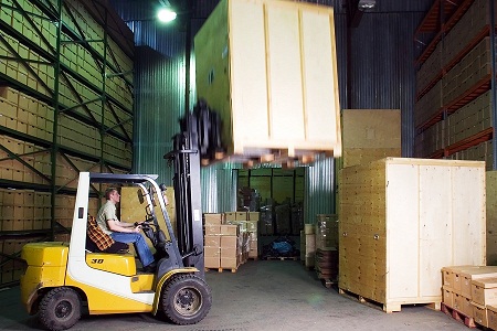 Xe nâng dễ mang lại nguy hiểm trong kho hàng