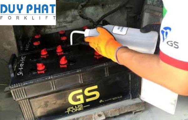Hướng dẫn châm nước cất cho bình ắc quy đúng cách