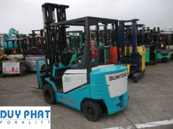 Kiểm tra ghế ngồi và điều chỉnh gương xe nâng