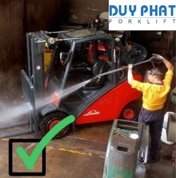 Sử dụng vòi phun để làm sạch xe nâng