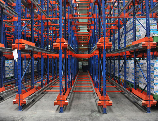 Hệ thống kệ có đường ray dùng để lưu trữ số lượng lớn pallet