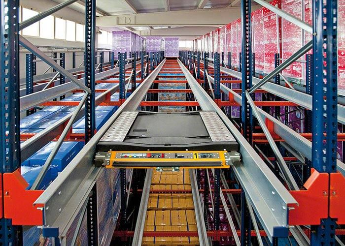 Xe con trung chuyển chạy trên đường ray của hệ thống (hoạt động bằng pin)