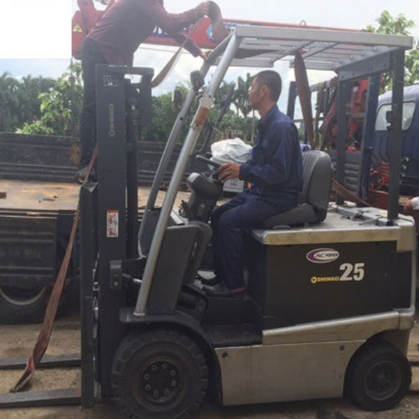 Bảng báo giá xe nâng điện mới nhất hiện nay 2021 8 Xe Nâng Điện Shinko 2.5 tấn, nâng cao 4 mét, ngồi lái