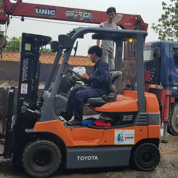 Xe Nâng Điện 2.5 tấn Toyota, nâng cao 3 mét, ngồi lái