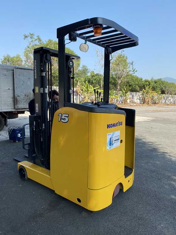 TOP 9 Mẫu xe nâng điện đứng lái được ưa chuộng nhất 3 Xe Nâng Điện đứng lái Komatsu 1.5 tấn, nâng cao 5.5 mét