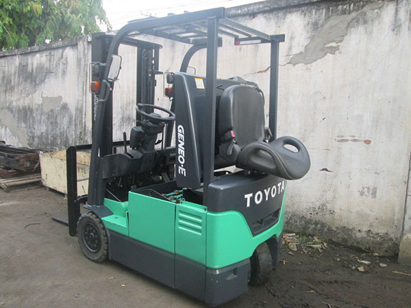 Xe nâng điện đứng lái Toyota