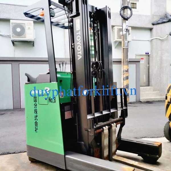 Xe Nâng Điện Toyota 3 tấn, nâng cao 3 mét, đứng lái