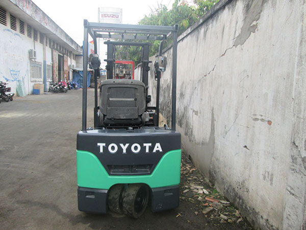 Xe nâng điện đứng lái Toyota