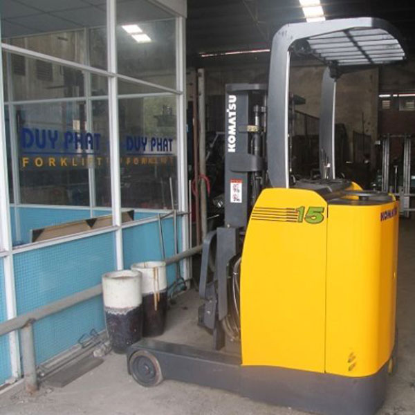 Top 10 dòng xe nâng điện đứng lái cũ tốt nhất hiện nay 5 Xe Nâng Điện đứng lái cũ Komatsu nâng cao 3 mét, tải trọng 1.5 tấn