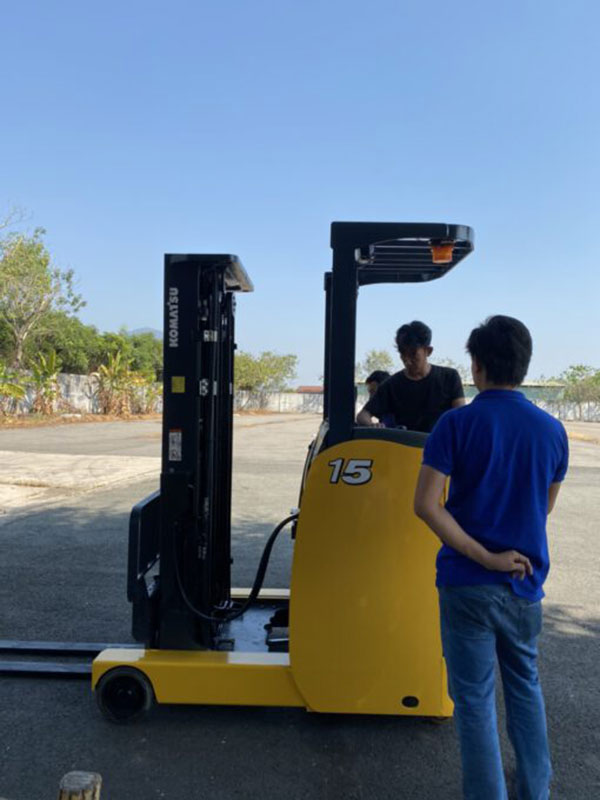 Xe Nâng Điện Komatsu 1.5 tấn, nâng cao 5.5 mét, đứng lái