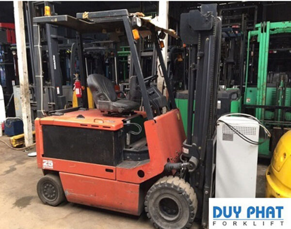 Xe Nâng Điện ngồi lái cũ Nissan nâng cao 4 mét, tải trọng 2.5 tấn