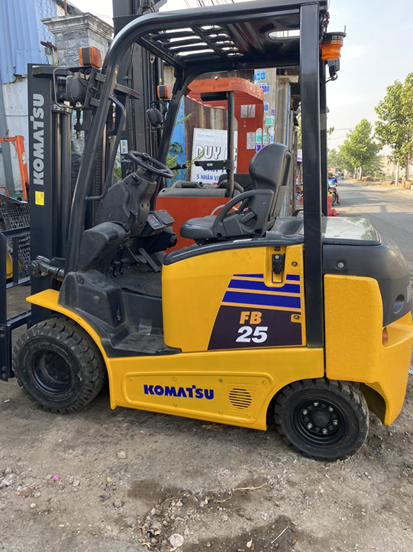 Giá xe nâng hàng 2.5 tấn cũ