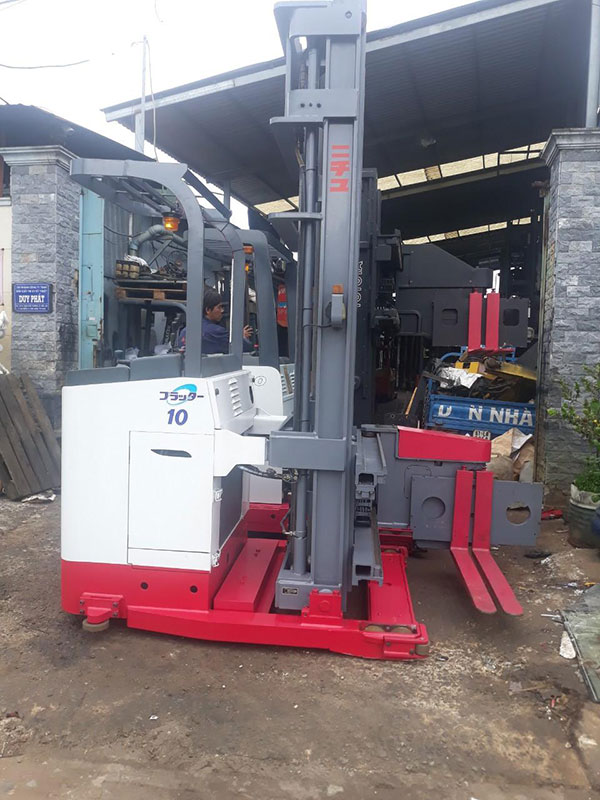 So sánh xe nâng điện đứng lái và ngồi lái