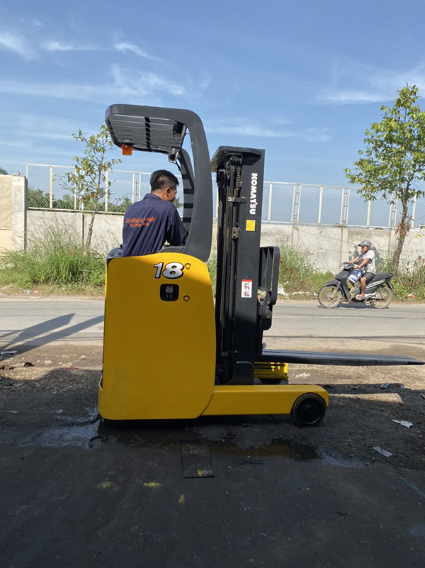 Top 5 thương hiệu xe nâng điện cũ của Nhật bền bỉ nhất hiện nay 6 Xe nâng điện cũ của Nhật Komatsu 1.5 tấn, nâng cao 4.5 mét