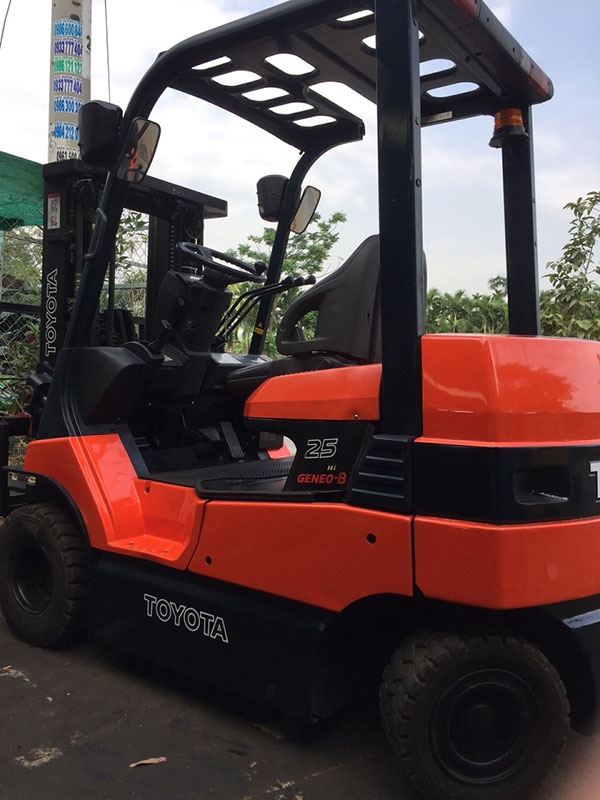 Top 5 thương hiệu xe nâng điện cũ của Nhật bền bỉ nhất hiện nay 4 Xe nâng điện cũ của Nhật Toyota 2.5 tấn, nâng cao 3 mét