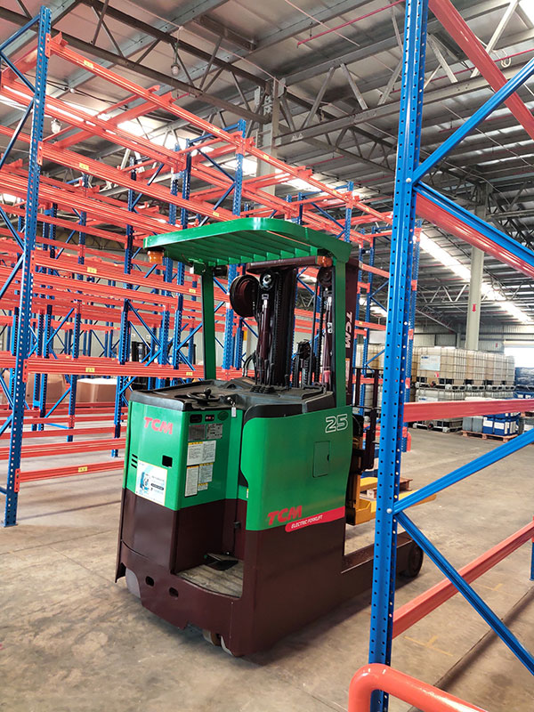 Lưu trữ hàng hóa nhanh chóng với xe nâng điện đứng lái