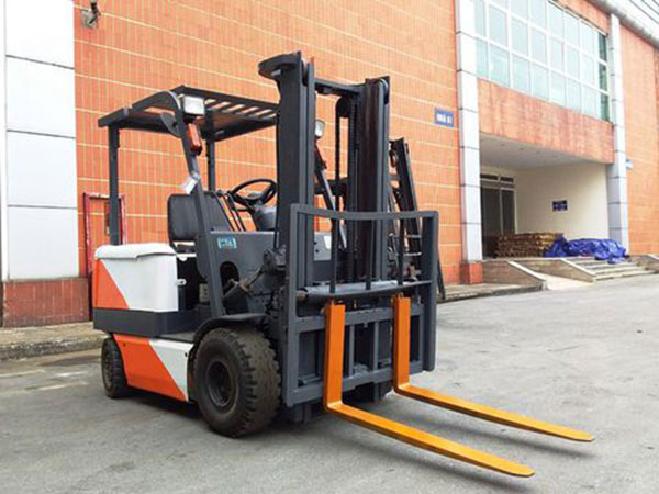 Xe nâng điện cũ 2.5 tấn TCM nâng cao 3 mét