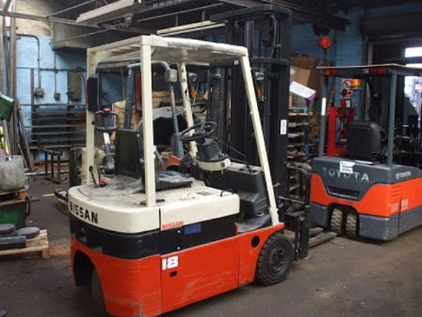 Xe nâng điện cũ xe nâng cũ nhập khẩu trực tiếp Nhật thương hiệu Nissan ngồi lái 1.8 tấn, nâng cao 6 mét