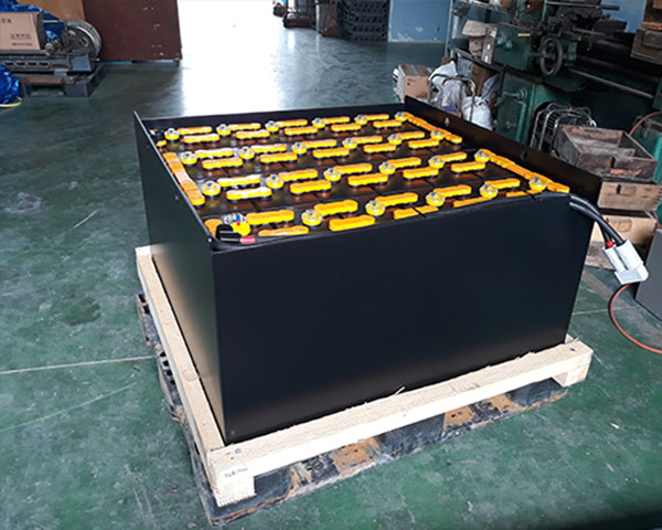 Cấu tạo và đặc điểm của bình xe nâng điện đứng lái 4 Bình ắc quy chất lượng cao dùng cho xe nâng điện đứng lái