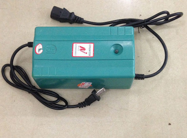 Xe nâng điện sạc không vào - Nguyên nhân và cách giải quyết 3 Bộ sạc bị hư hỏng làm điện năng không thể sạc vào bình điện