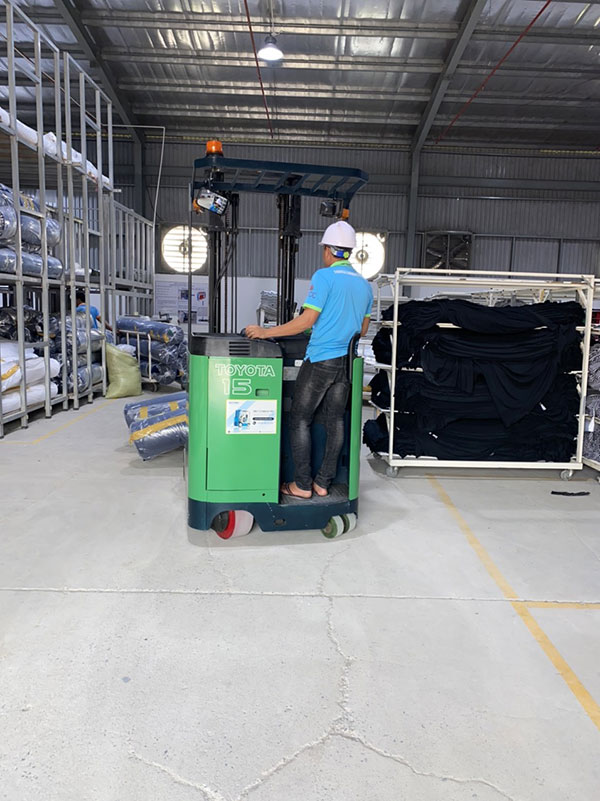 Hướng dẫn vận hành xe nâng điện đứng lái an toàn và hiệu quả 2 Hướng dẫn vận hành xe nâng điện đứng lái