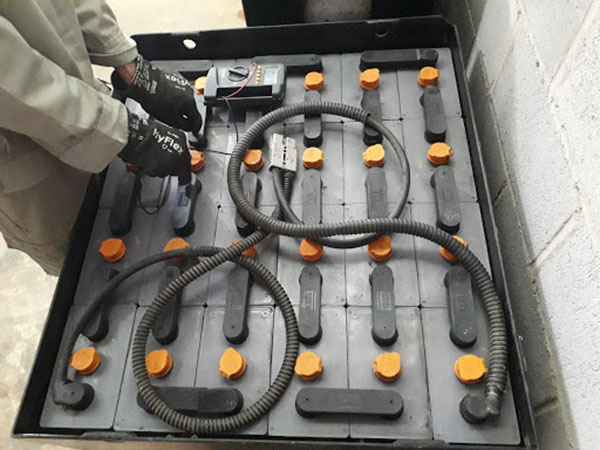 Mẹo phục hồi ắc quy xe nâng đúng cách để được bền 1 Phục hồi ắc quy xe nâng giúp tiết kiệm chi phí
