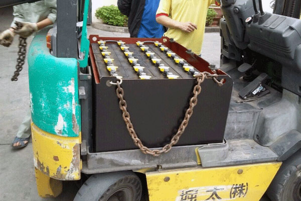 Mẹo phục hồi ắc quy xe nâng đúng cách để được bền 6 Phục hồi bình ắc quy giúp giảm bớt nhiều chi phí