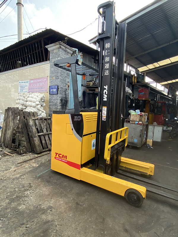Hướng dẫn vận hành xe nâng điện đứng lái an toàn và hiệu quả 4 Sử dụng bàn đạp để di chuyển xe nâng điện đứng lái