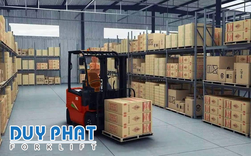 Tại sao xe nâng dễ mang lại nguy hiểm trong kho hàng? 1 Tại sao xe nâng dễ mang lại nguy hiểm trong kho hàng?