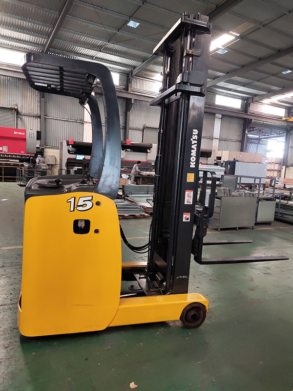Xe nâng điện đứng lái là gì? Cấu tạo và ứng dụng 7 Ứng dụng xe nâng điện đứng lái trong kho xưởng lưu trữ hàng hóa