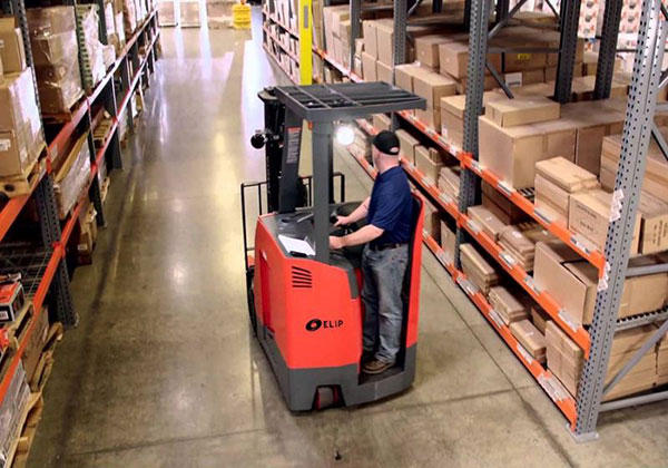 Hướng dẫn vận hành xe nâng điện đứng lái an toàn và hiệu quả 5 Vận hành xe nâng điện đứng lái trong nhà kho