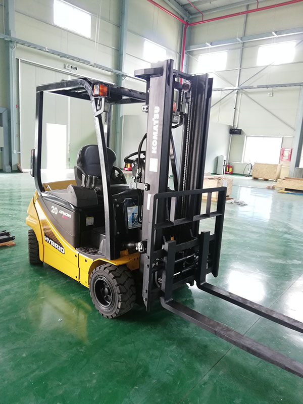 Forklift là gì? Cấu tạo và ứng dụng Xe Forklift 2 Xe Forklift chuyên dùng trong các kho hàng