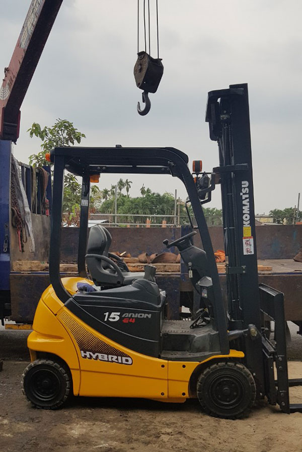 Xe nâng điện ngồi lái cũ là gì? 2 Xe nâng điện cũ kiểu dáng ngồi lái thân thiện với môi trường