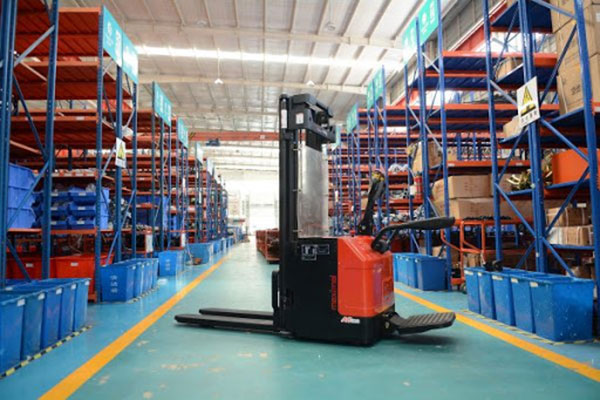 Tìm hiểu cấu tạo xe nâng điện đứng lái chi tiết nhất 4 Xe nâng điện đứng lái có cấu tạo đặc biệt